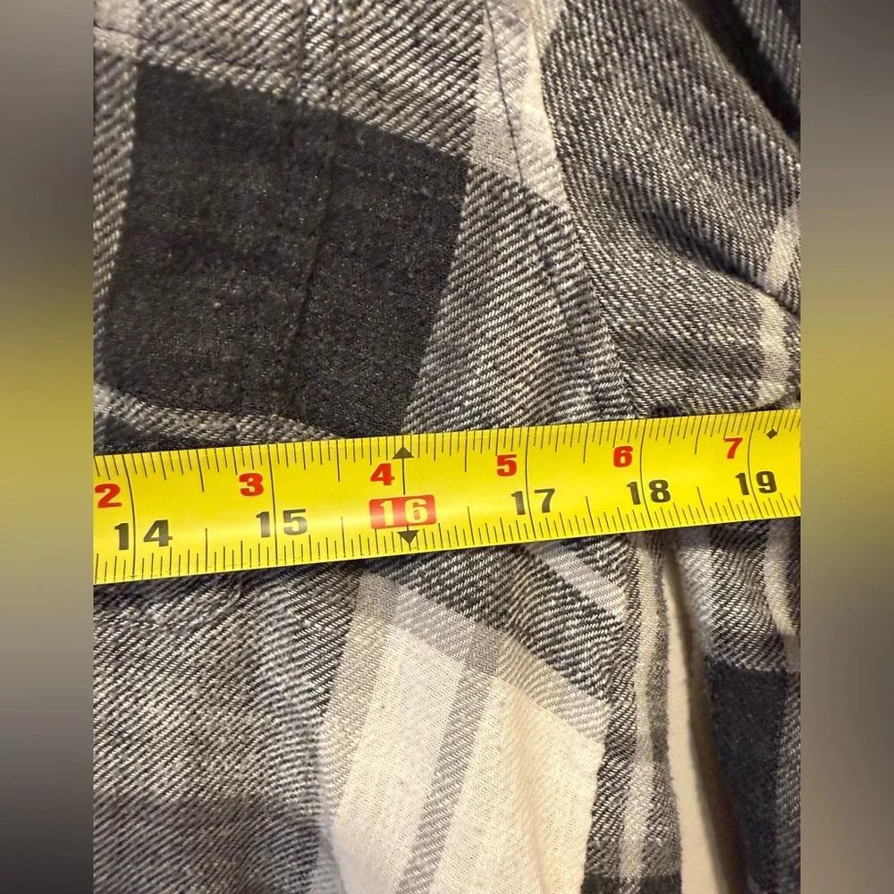 American Eagle Plaid Button Up Shacket Flannel Hoodie Black & White Size Small - Picture 3 of 5